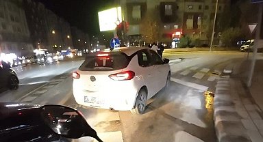 Yanlış trafik ışığına uyan sürücü araç kuyruğuna sebep oldu