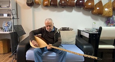 Yarım asırdır bağlamaya şekil veriyor, şimdi mesleğini çocuklarıyla sürdürüyor