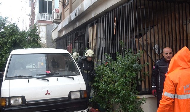 Yaşlı adamı komşuları evden çıkardı, yangın ucuz atlatıldı