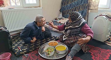 Yaşlı kadın engelli oğluna 61 yıldır 'bebek' gibi bakıyor: Azmiyle örnek oluyor