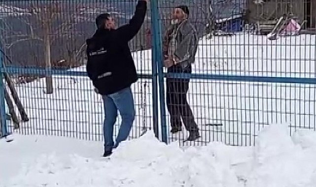 Yaşlı kadının ilaçları, yolu karla kaplanan mezraya kepçeyle ulaştırıldı