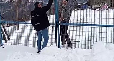 Yaşlı kadının ilaçları, yolu karla kaplanan mezraya kepçeyle ulaştırıldı
