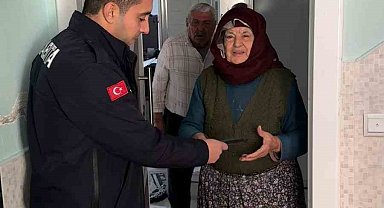 Yaşlı kadının pazarda kaybettiği cüzdanı bulup evinde teslim ettiler