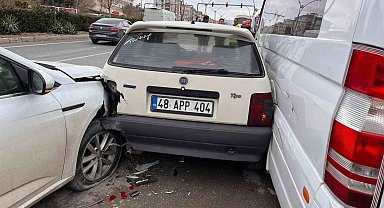 Yatağan'daki kazada üç araç hasar gördü