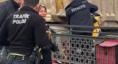 Yaya geçidinde kamyonun çarptığı kadın yaralandı, vatandaşlar sürücüye saldırdı