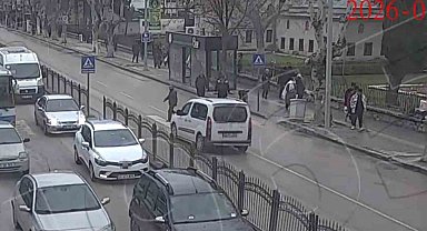 Yaya geçidinden geçerken araç çarptı