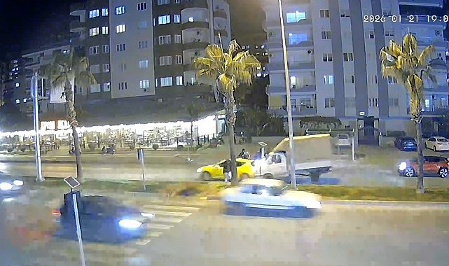 Yayaya yol vermek isterken zincirleme kazaya neden oldu