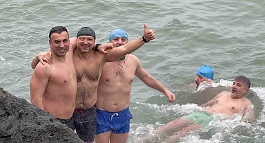 Yeni yılın ilk gününde buz gibi suda deniz keyfi