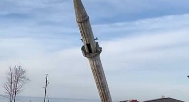 Yenisi yapılınca eski caminin minaresi kontrollü bir şekilde yıkıldı