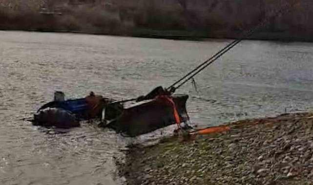 Yıkamak istediği traktör Kızılırmak'a gömüldü: İmdadına belediye ekipleri yetişti