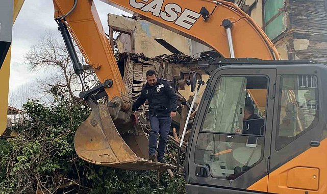 Yıkım sırasında Türk bayrağı hassasiyeti