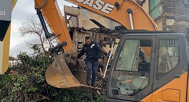 Yıkım sırasında Türk bayrağı hassasiyeti