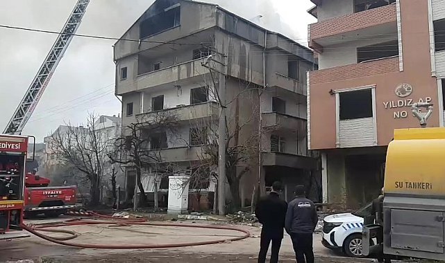 Yıkımı süren binanın çatı katında yangın çıktı