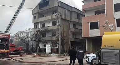 Yıkımı süren binanın çatı katında yangın çıktı