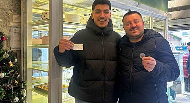Yılbaşı pastasından altın çıkınca şaşırdı
