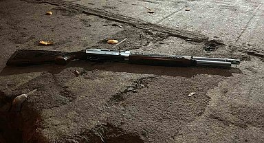 Yılbaşını kutlamak için evlerin bulunduğu sokakta havaya ateş açan şahıs yaptığıyla hayrete düşürdü