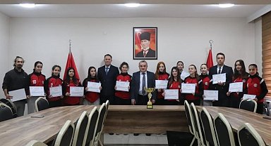 Yıldız Kızlar Voleybol İl Birincisi şampiyonu oldular