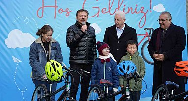 Yılın ilk gününde Bahçelievler'de 100 çocuk bisikletine kavuştu