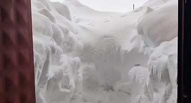 Yoğun kar ilçeyi esir aldı, hayvancılıkla uğraşanların zorlu mesaisi kameraya yansıdı