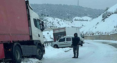 Yoğun kar nedeniyle Niksar-Erbaa kara yolunda trafik durma noktasına geldi