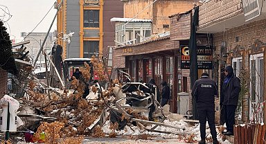 Yoğun kar yağışı Suruç'taki sanat sokağında çökmeye neden oldu