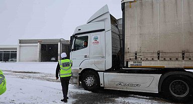 Yoğun kar yağışı ulaşımı etkiledi