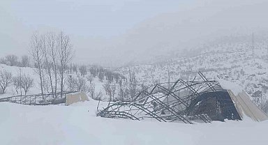 Yoğun kar yağışına dayanamayan halı sahanın demirleri çöktü