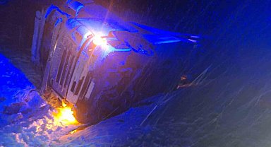 Yoğun kar yağışta kayan tır devrildi, sürücü yaralandı