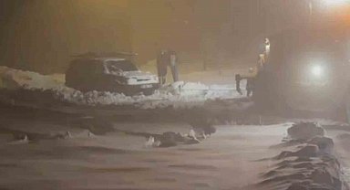 Yoğun kar yolu kapattı, ekipler mahsur kalan araca ulaştı