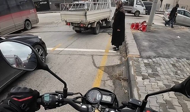Yoğun trafikte karşıya geçemeyen yaşlı kadının imdadına duyarlı sürücü yetişti