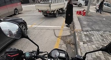 Yoğun trafikte karşıya geçemeyen yaşlı kadının imdadına duyarlı sürücü yetişti