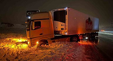Yol buzlandı, tırlar makasladı