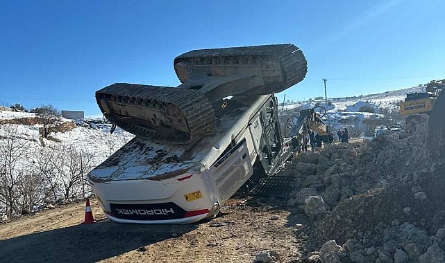 Yol yapım çalışmasında iş makinesi devrildi