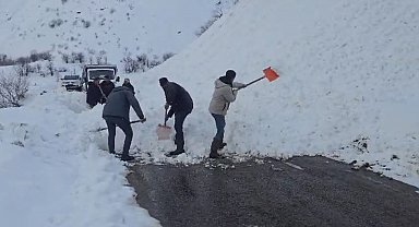 Yola düşen çığı vatandaşlar küreklerle kaldırdı