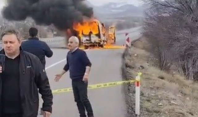 Yolcu minibüsü alev topuna döndü