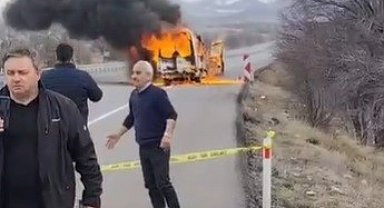 Yolcu minibüsü alev topuna döndü