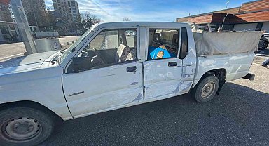 Yolcu minibüsü ile kamyonetin çarpıştığı kaza kameraya yansıdı