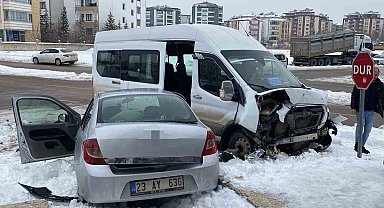 Yolcu minibüsüyle otomobil çarpıştı: 4 yaralı