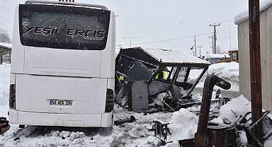 Yolcu otobüsü polis noktasına çarptı: 4 polis yaralandı
