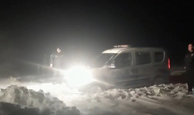 Yolda kalan polis aracının yardımına iş makineleri yetişti