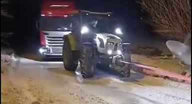 Yolda kalan tır, konvoy halinde çekilerek kurtarıldı