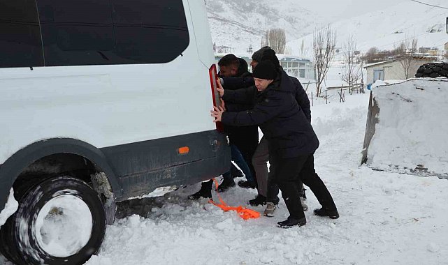 Yolda mahsur kalanların imdadına Kaymakam yetişti