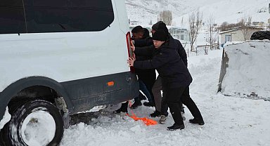 Yolda mahsur kalanların imdadına Kaymakam yetişti