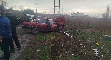 Yoldan çıkan otomobil elektrik direğine çarptı: 2 yaralı