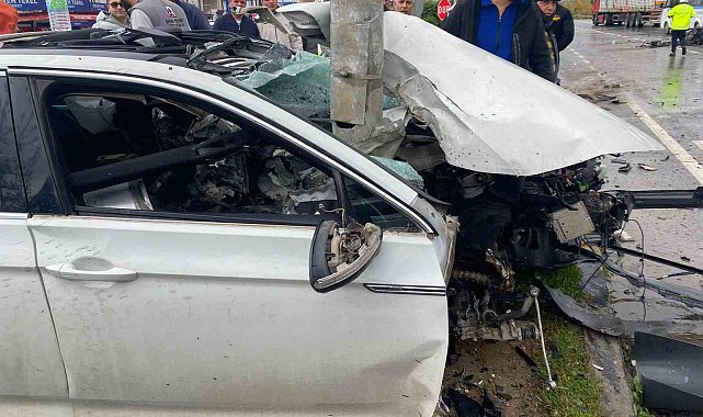 Yoldan çıkıp sinyalizasyon direğine çarpan otomobil parçalandı: 1 yaralı
