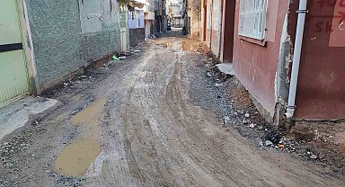 Yollar köstebek yuvasına döndü, mahalleli isyan etti
