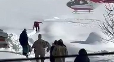 Yolu kapalı mahallede hastalanan bebek, helikopterle hastaneye ulaştırıldı