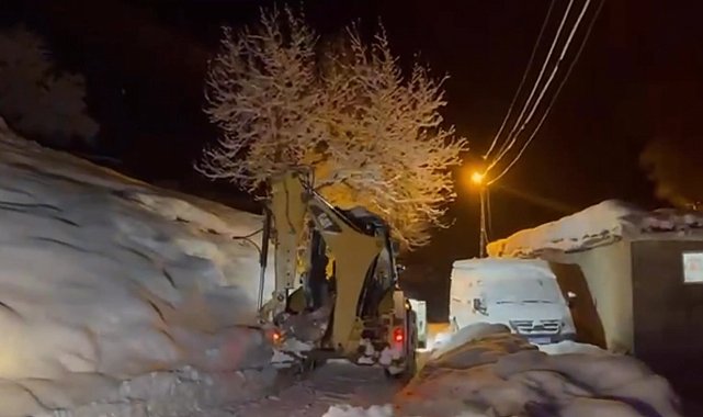 Yolu kapanan köyde 'hasta kurtarma operasyonu'