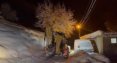 Yolu kapanan köyde 'hasta kurtarma operasyonu'