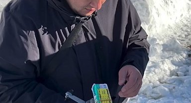 Yolu kapanan köydeki yaşlı adamın ilaçları dronla ulaştırıldı